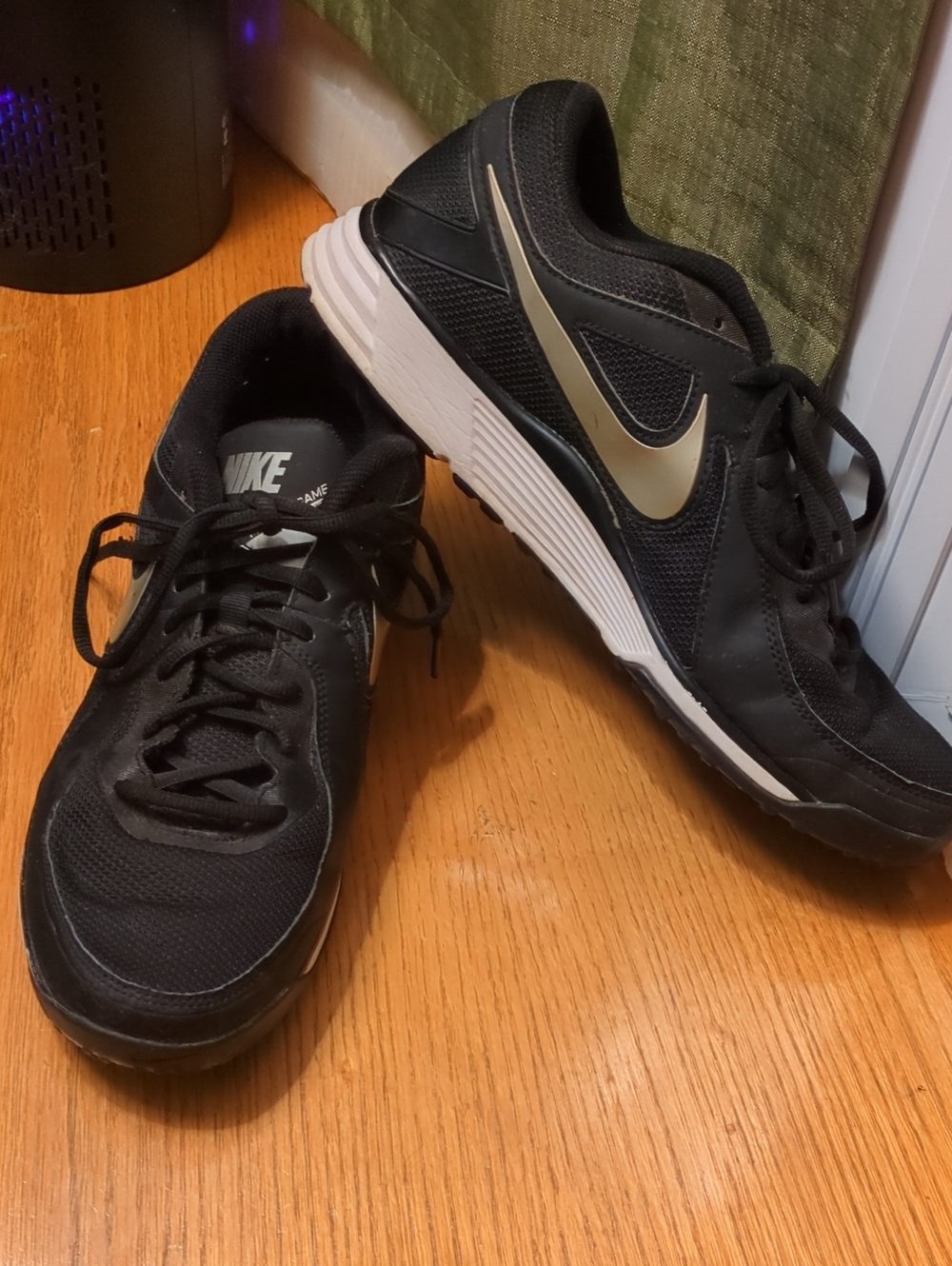 Nike MVP Pregame Men’s Black and Metallic SilverAthletic Sneakers Size 11